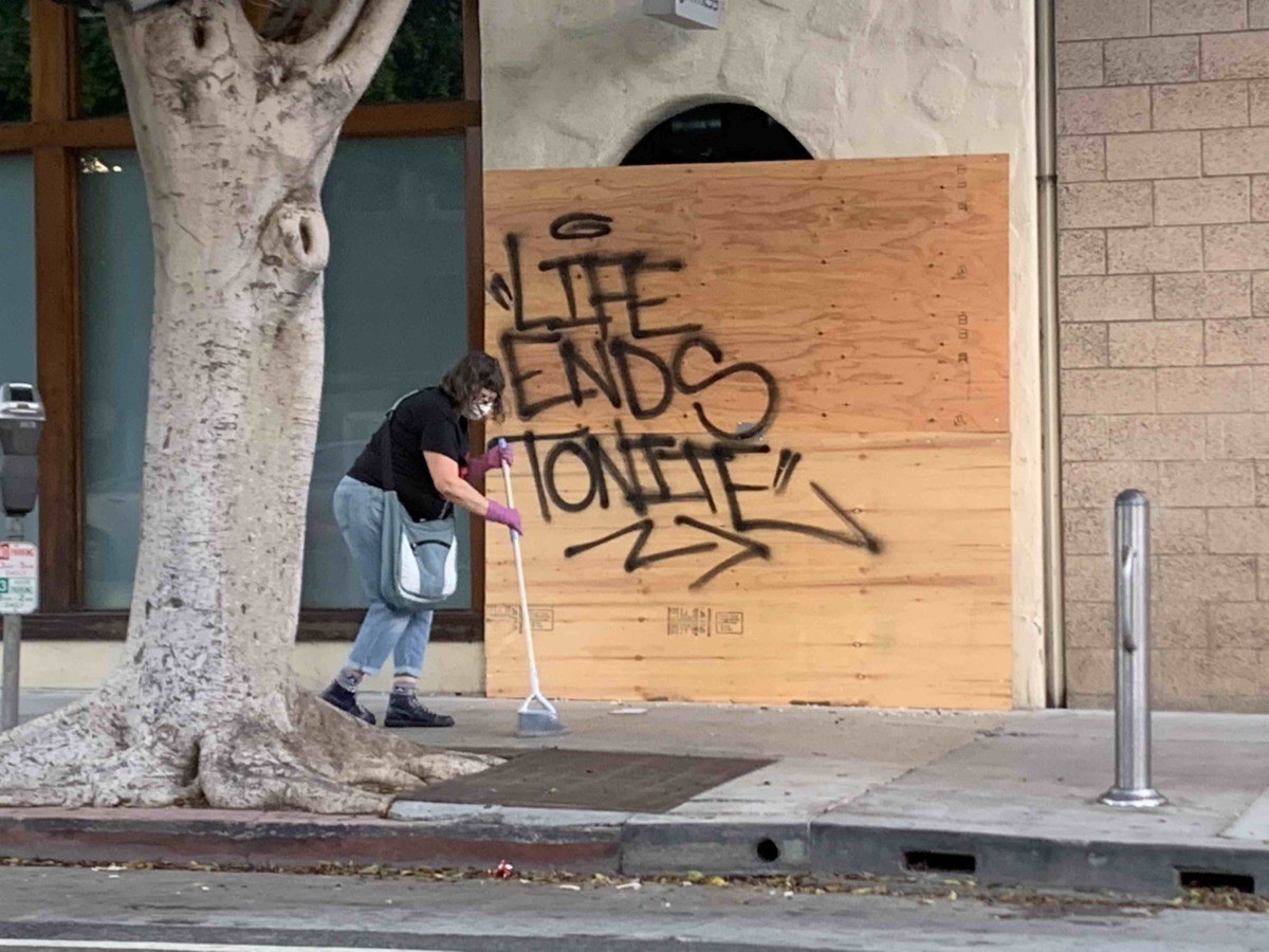 Santa Monica Police Chief Resigns over Riots After 66,000
Sign Petition Demanding Removal 1