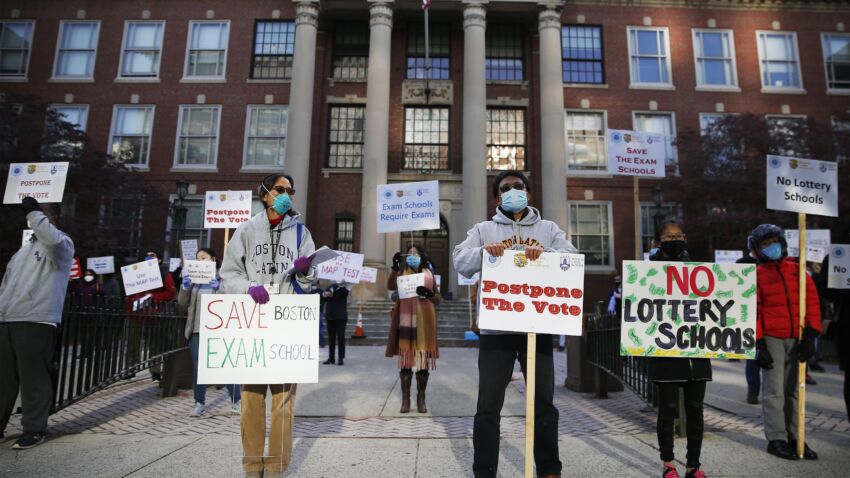 Local parents hold dual rallies in protest over recent
entrance exam proposal 1
