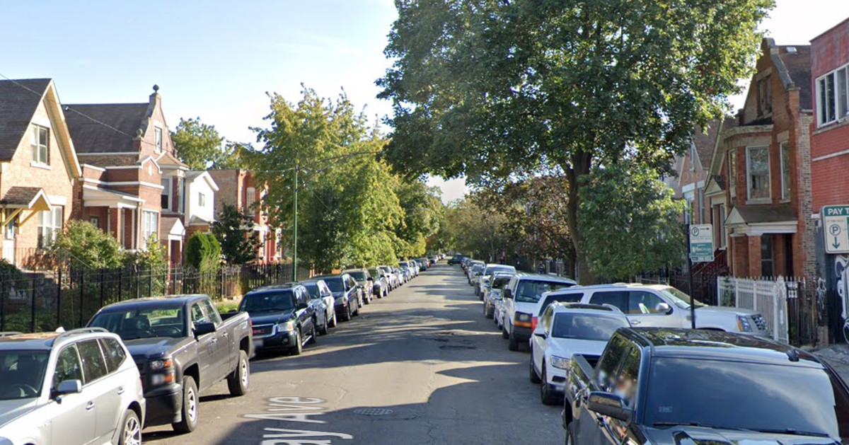 Chicago police officer shoots person in Little
Village 1