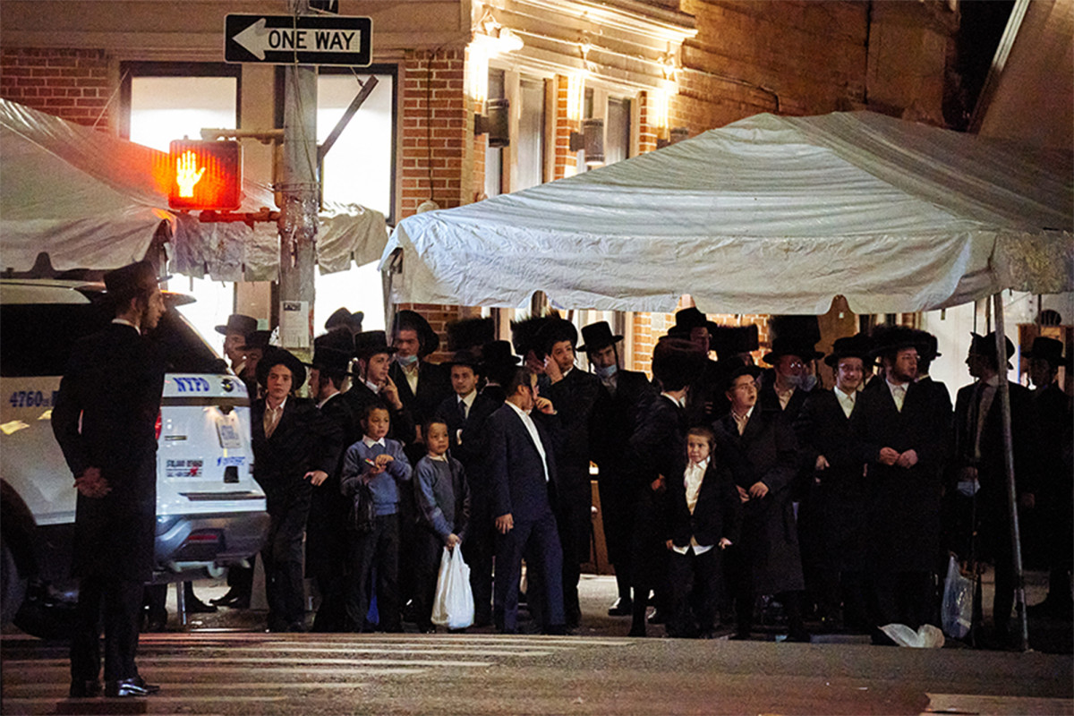 Defying COVID-19 restrictions, Brooklyn’s Ultra-Orthodox
sing and pray in crowds 1