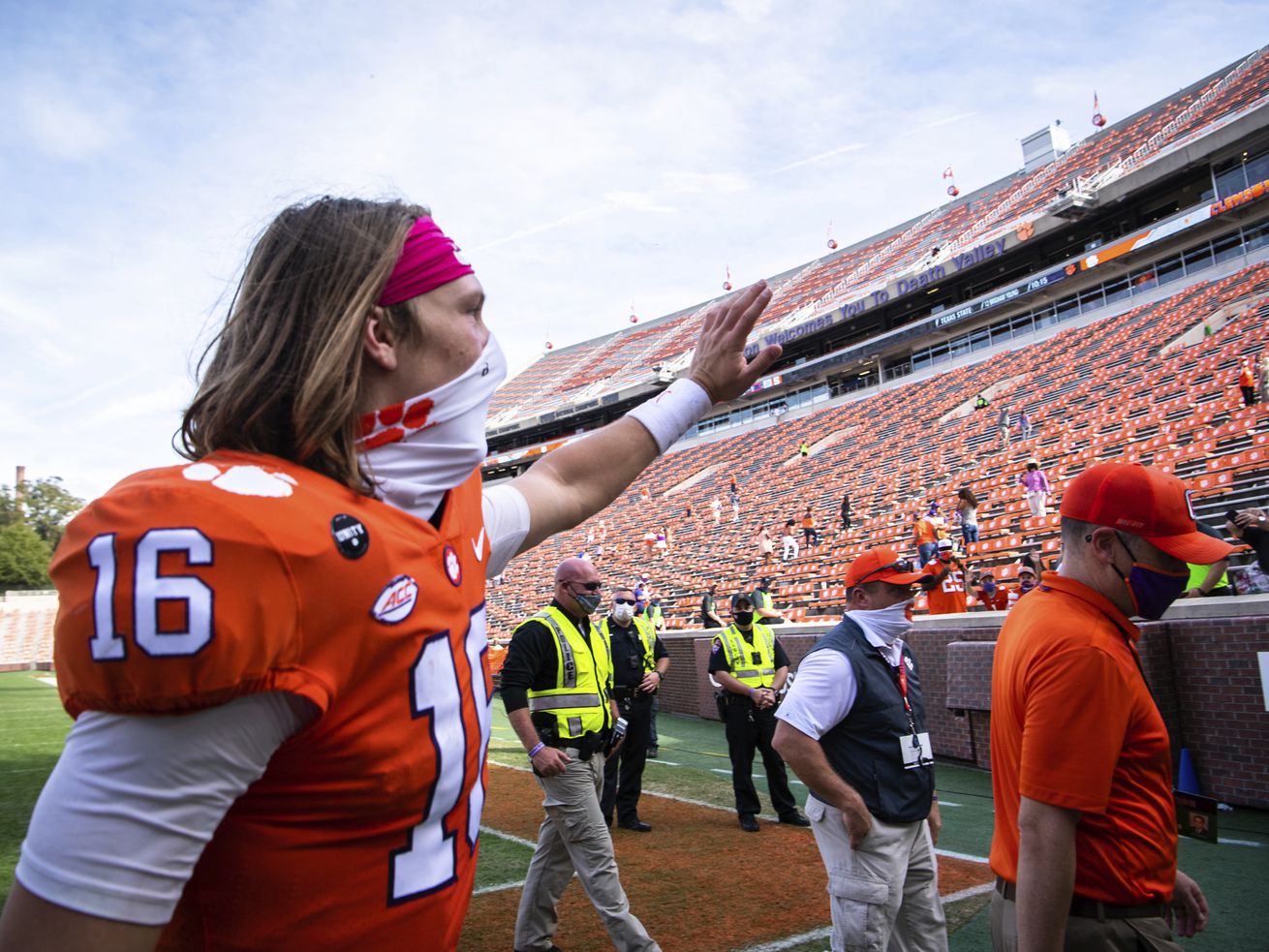 Clemson QB Trevor Lawrence tests positive for
COVID-19 1