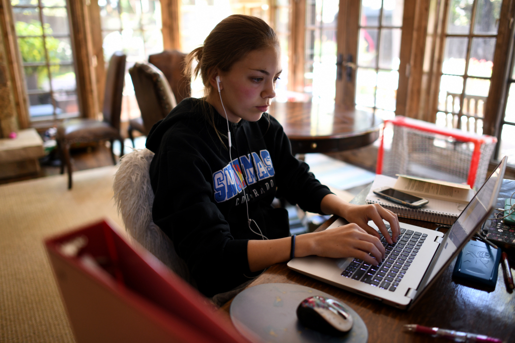 Denver parents feel hoodwinked as 4 high schools delay
in-person classes 1