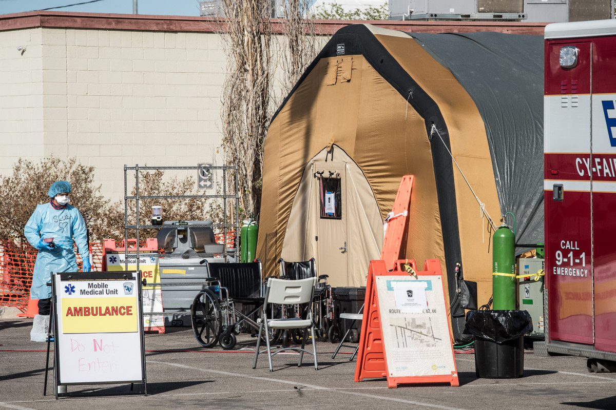 US breaks COVID-19 case record for third straight
day 1