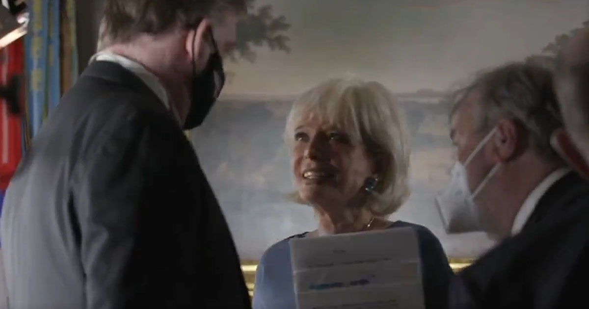 BREAKING: Trump Exposes Liberal CBS Journalist For Not
Wearing A Mask In White House 1