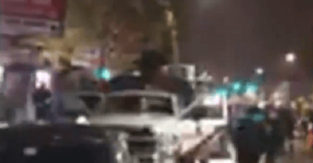 Protesters Begin Looting and Attacking Vehicles in
Philadelphia 1