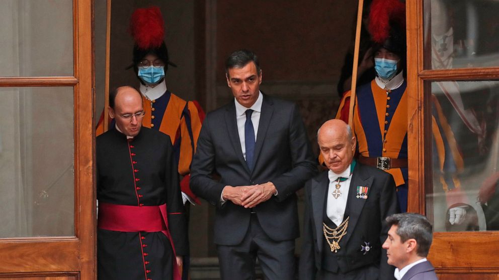 Pope and Spain's prime minister visit maskless at
Vatican 1
