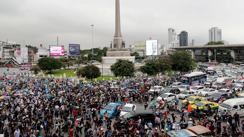 Protesters in Thailand carry on despite police
warning 1
