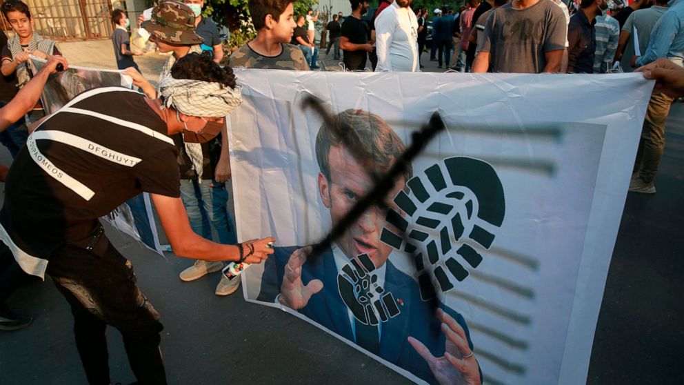 Bangladesh holds massive protest against French
cartoons 1