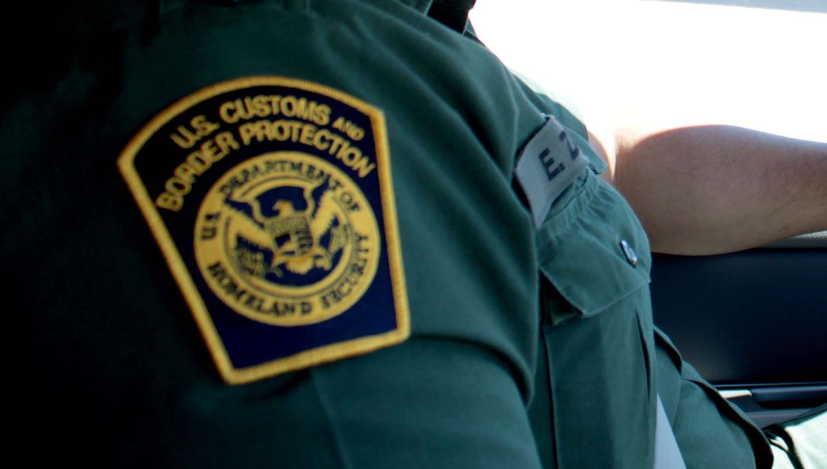 Border Patrol officer fatally shoots suspected human
smuggler near Texas border 1