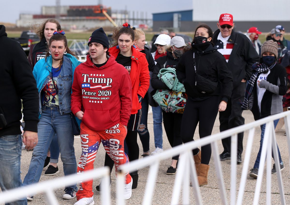 Column: Trump calls Fauci an ‘idiot,’ says rallies are
‘BOFFO’ while coronavirus rages on 1 Column: Trump calls Fauci an ‘idiot,’ says rallies are
‘BOFFO’ while coronavirus rages on 1