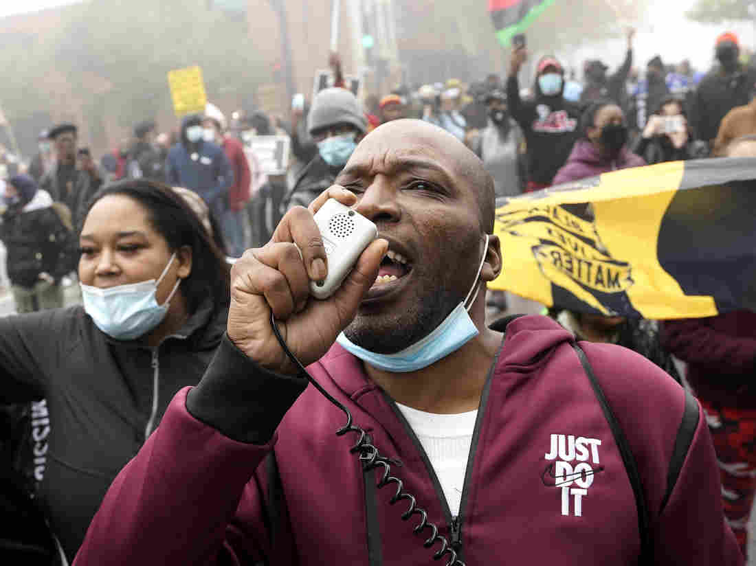 Protesters in Waukegan, Ill., Call For Federal Probe After
Police Kill Black Man 1