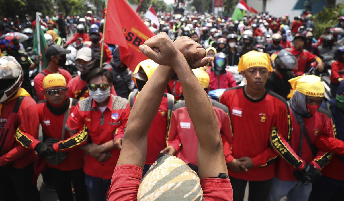 Thousands of students, workers protest new Indonesian
law 1