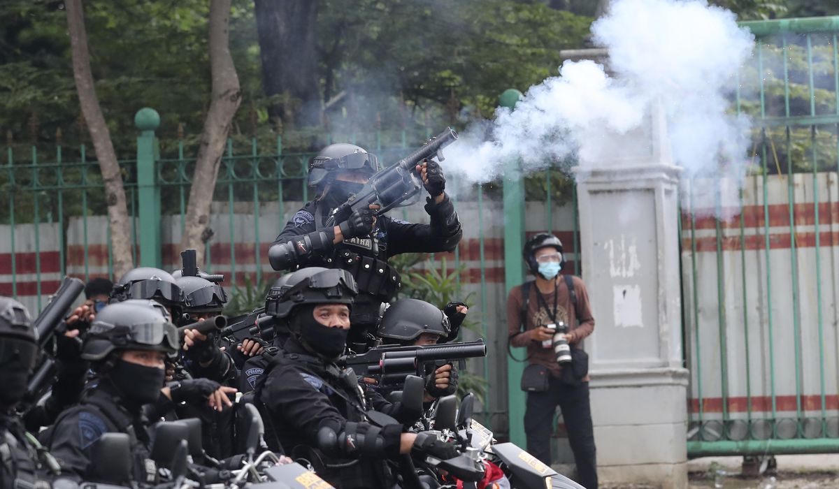 Muslim protesters march against Indonesia's new labor
law 1