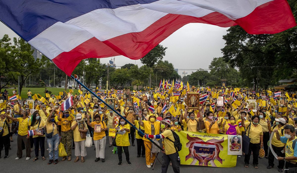 Thai royalists rally in counterpoint to student
protesters 1