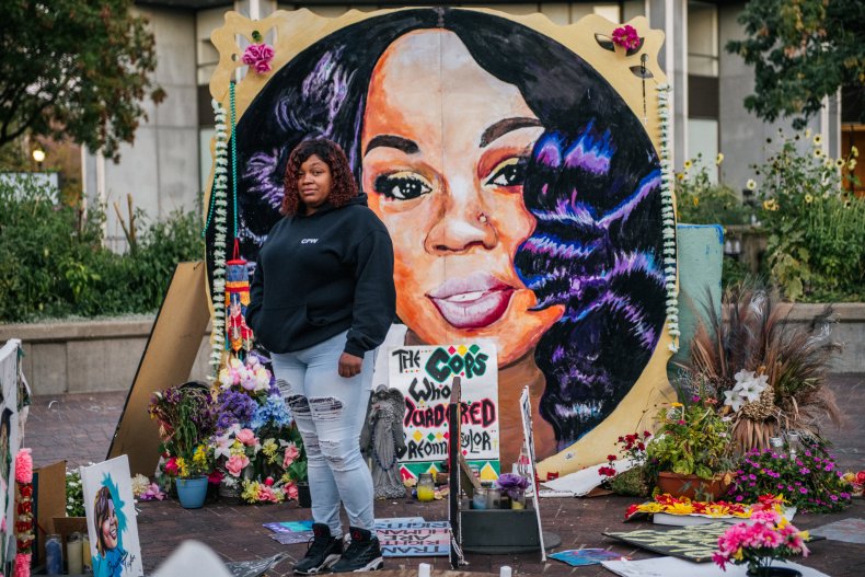 'It Was A Betrayal': Two Grand Jurors in Breonna Taylor Case
Say They Were Never Presented With Option To Indict Officers For
Murder 1