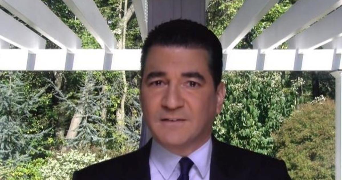 Gottlieb says those around Trump "not in the clear" for
COVID-19 1