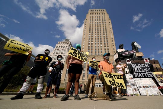 Protesters want Kansas City police officer fired after
kneeling on pregnant Black woman 1
