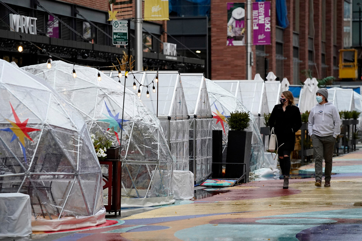 Chicago businesses face curfew as new coronavirus cases
rise 1