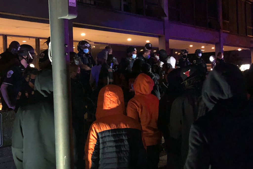 Protests erupt in DC after man dies in moped crash during
police chase 1