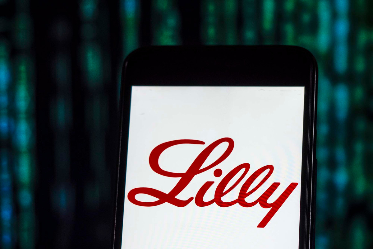 Eli Lilly halts COVID-19 antibody-treatment trial over
‘safety concern’ 1