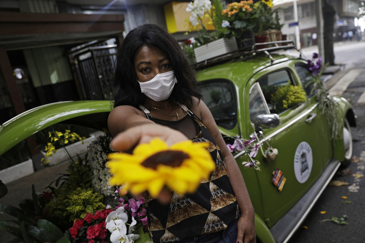 Selling flowers out of her VW Beetle helps Rio woman survive
COVID-19 1