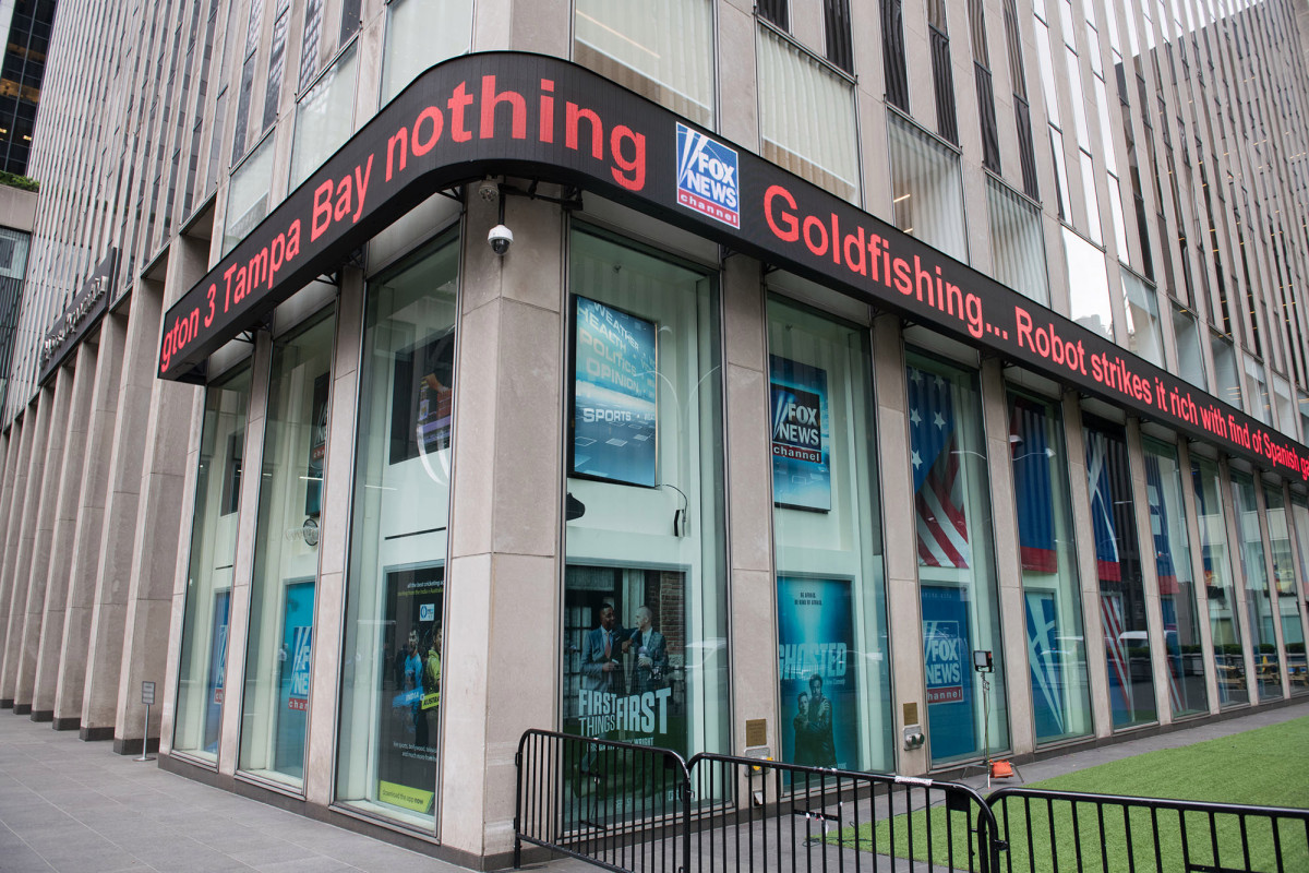 Fox News chief, top anchors advised to quarantine after
COVID exposure 1