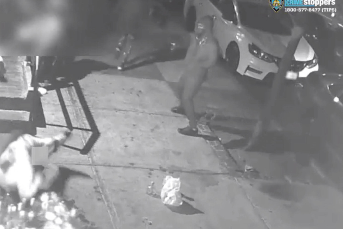Shocking video shows gunman open fire at Brooklyn vigil,
wounding man 1