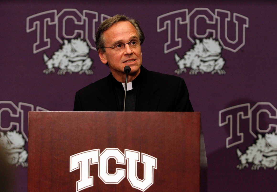 Students rebuke Notre Dame president for not wearing mask at
White House 1