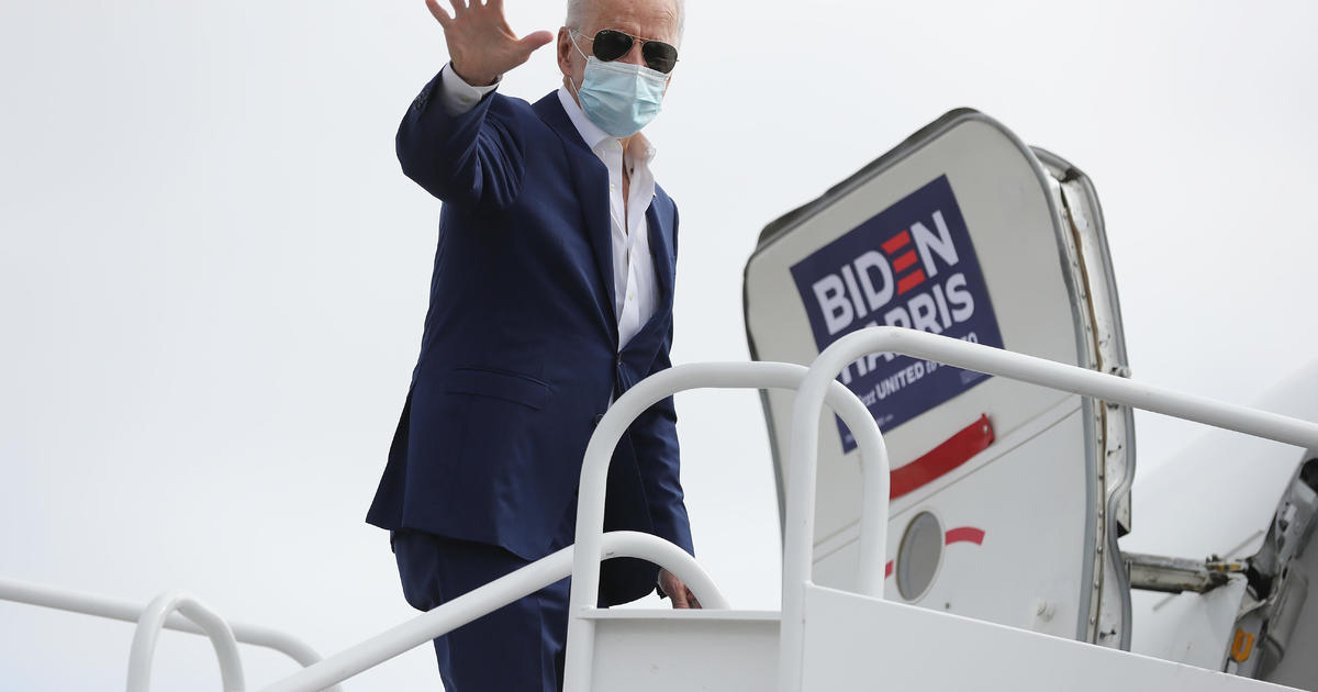 Person who flew with Joe Biden tests positive for
COVID-19 1