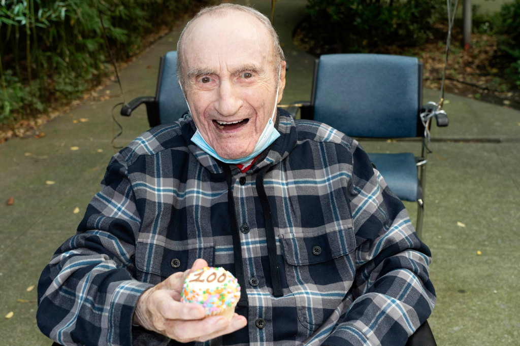 WWII veteran celebrates 100th birthday by seeing family for
first time since COVID-19 1