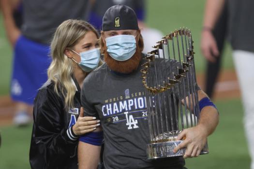 Dodgers’ Justin Turner pulled mid-game during World Series
win after positive Covid-19 test, celebrates on field with
teammates 1