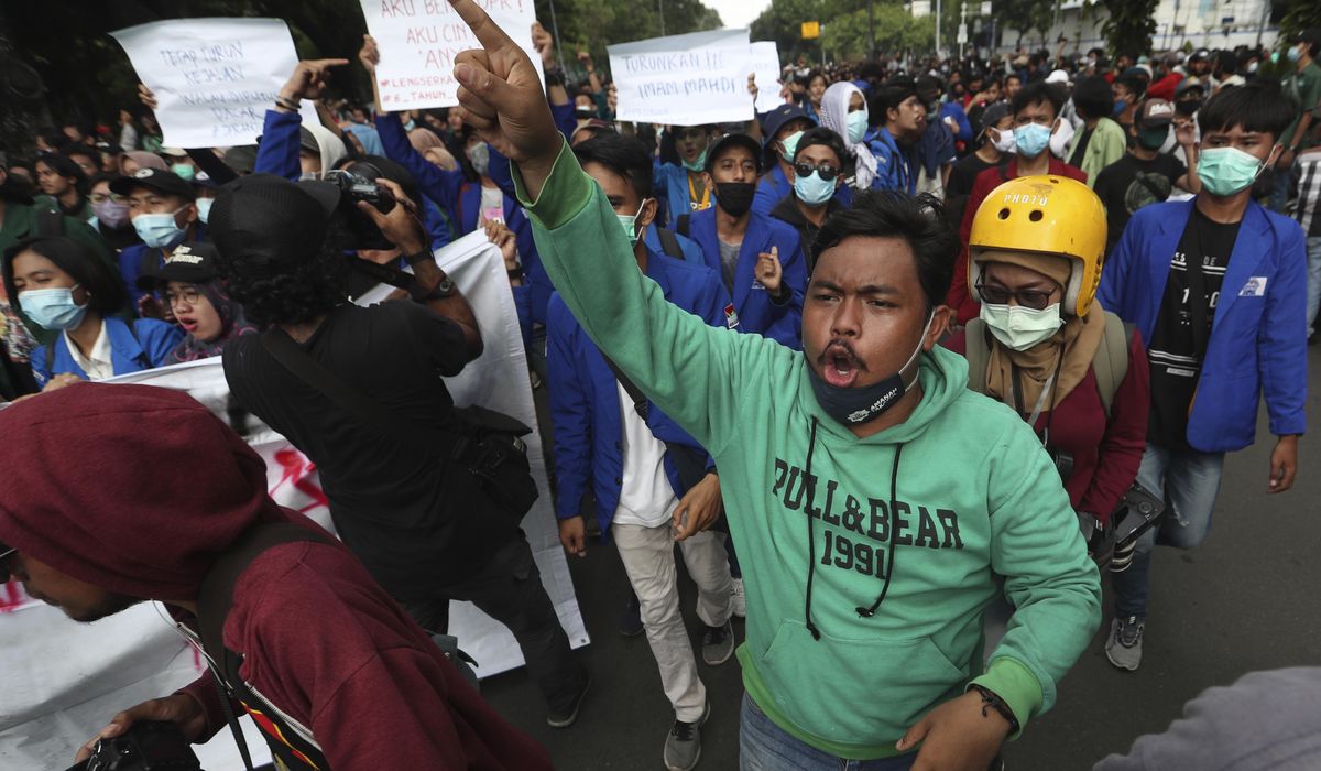 Indonesians take to the streets to protest new labor
law 1