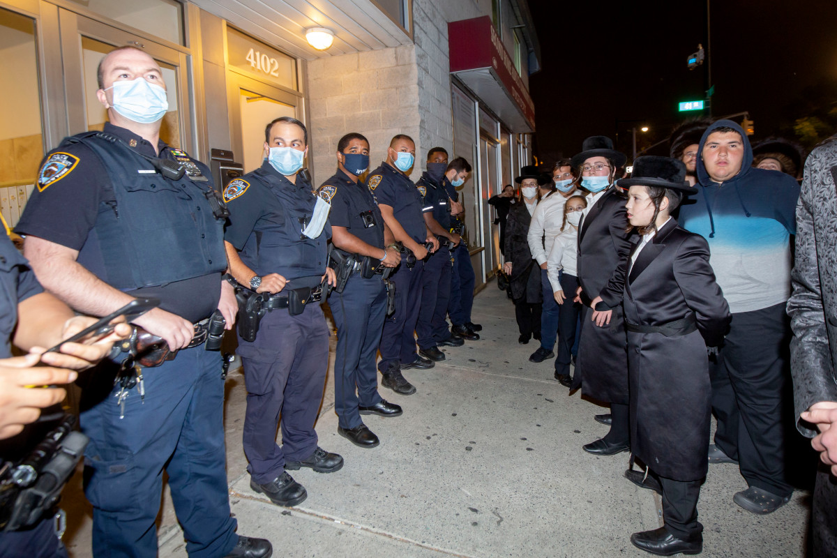 Protesters gather outside home of assaulted journalist after
arrest of Heshy Tischler 1