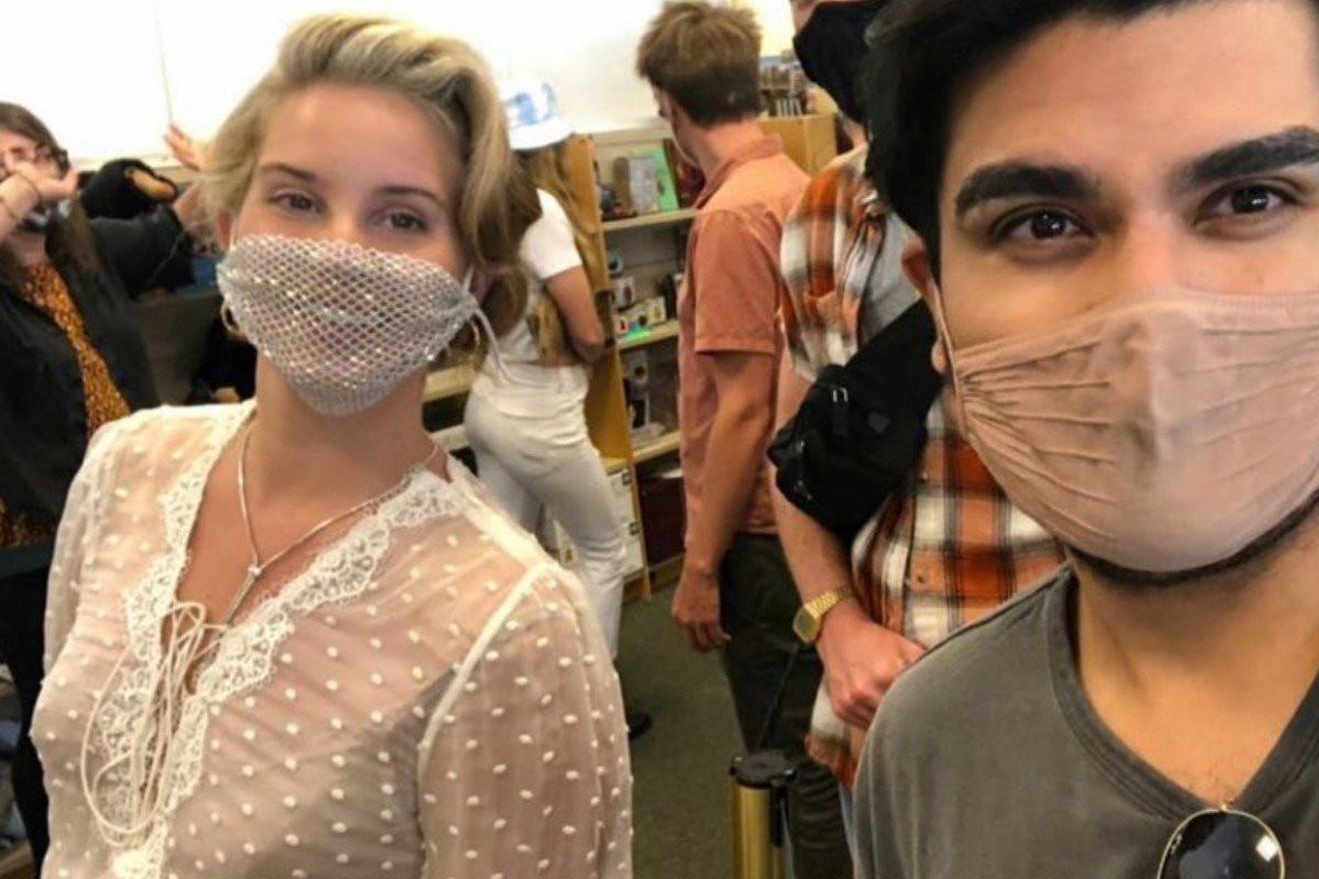Lana Del Ray wreaks havoc with mesh face mask at
meet-and-greet event 1