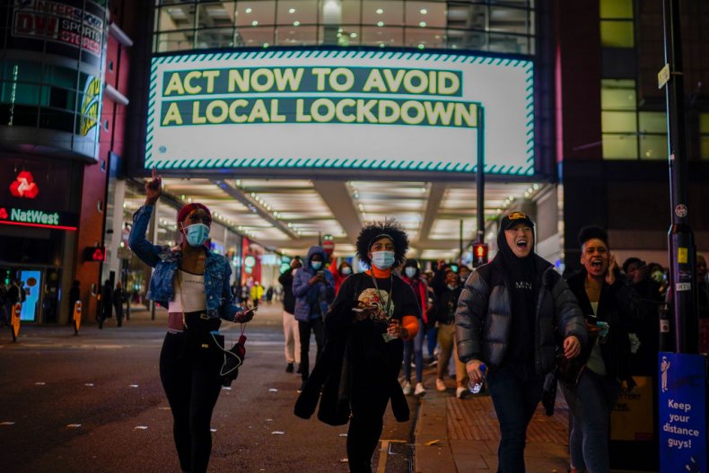 Scientists Push For Christmas Lockdown as U.K. COVID Death
Toll Spikes 1