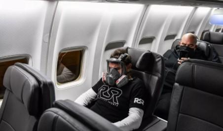 Passengers Push Back On Airline Mask Requirements As Travel
Bans Soar 1