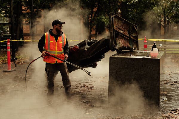Protesters in Portland Topple Statues of Lincoln and
Roosevelt 1
