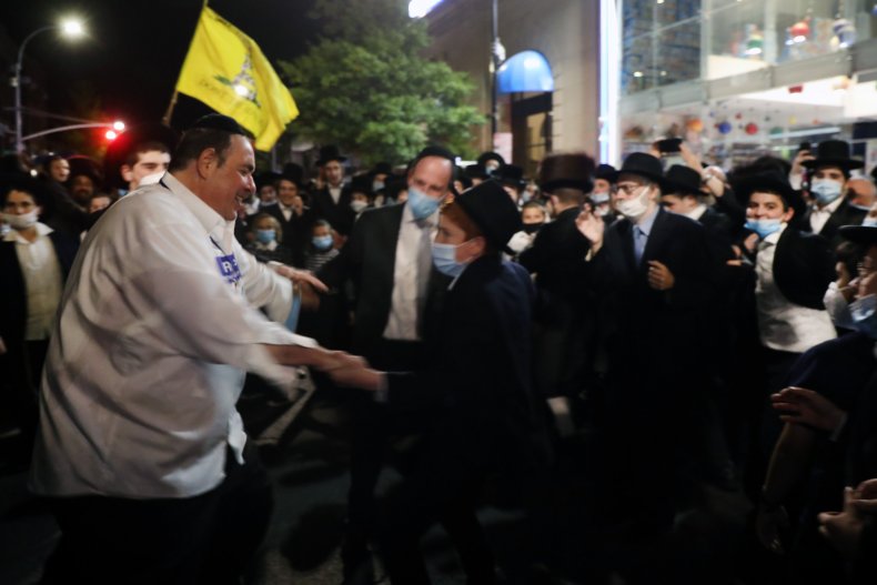 Orthodox Jewish Crowd Allegedly Attack Journalist at New
York COVID Protest 1