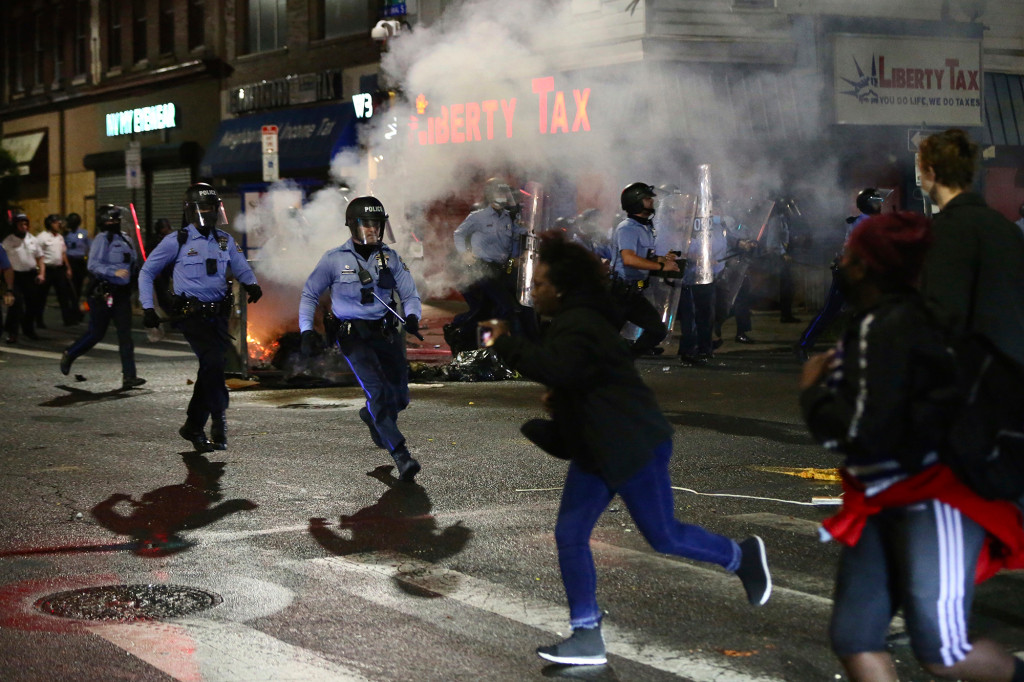 Philadelphia socialists share police scanner info to aid
protesters, rioters 1