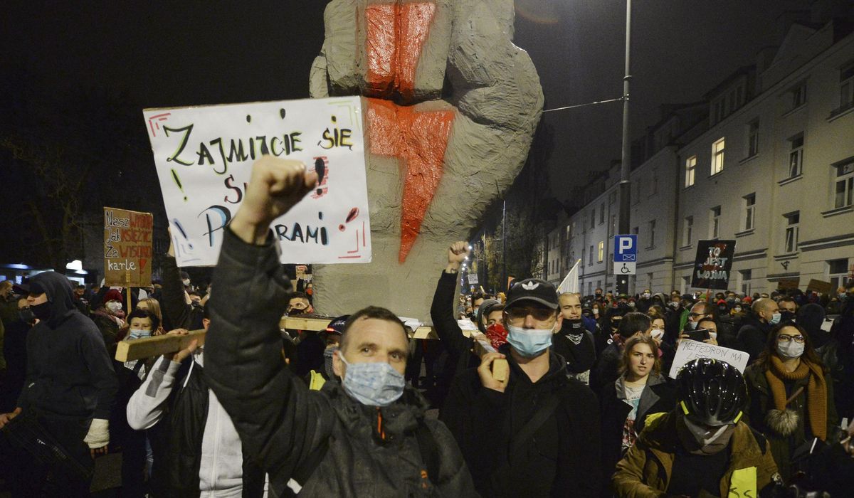 Warsaw police detain 37 during abortion rights
protest 1