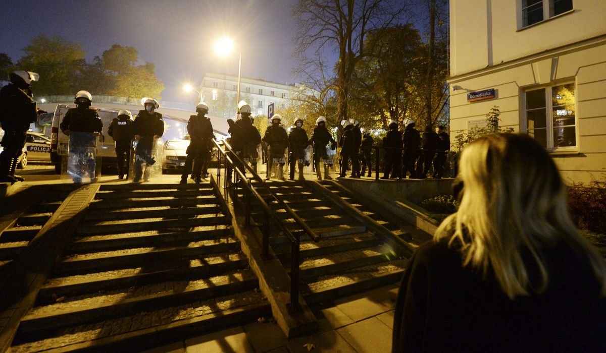 Polish president backtracks on abortion view amid
protests 1