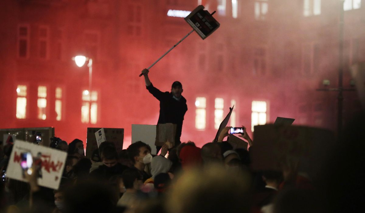 Poland's PM defends abortion ruling, condemns
protests 1