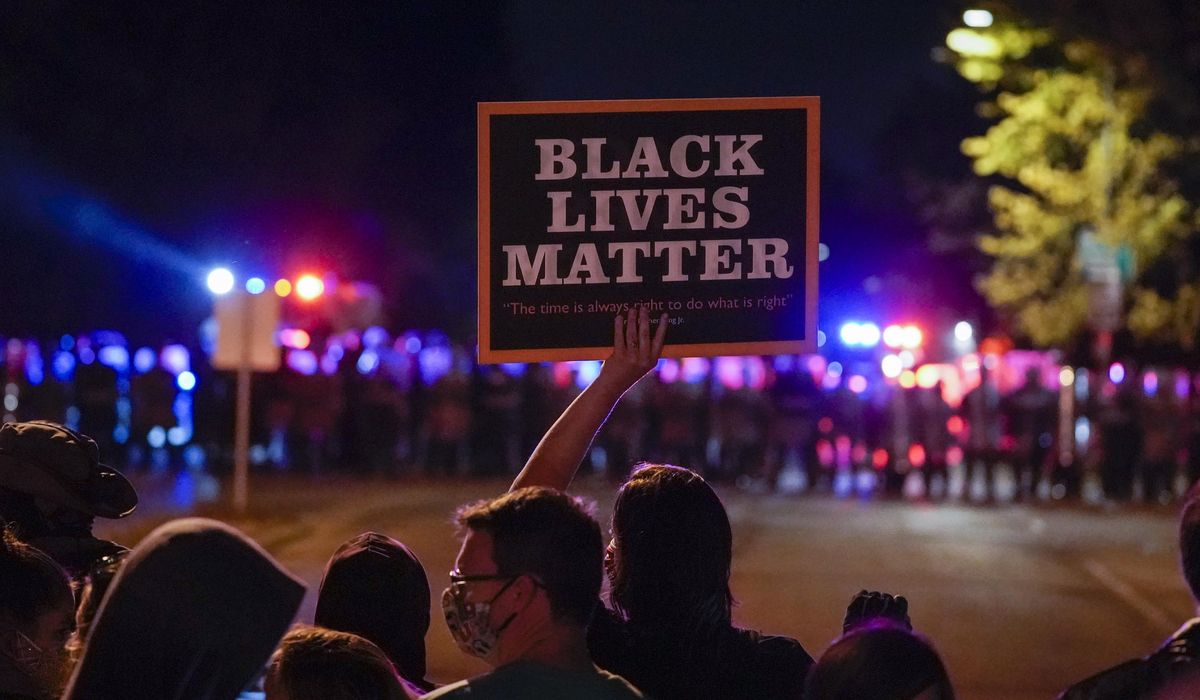Wisconsin police shooting protest ends with chaotic
arrest 1