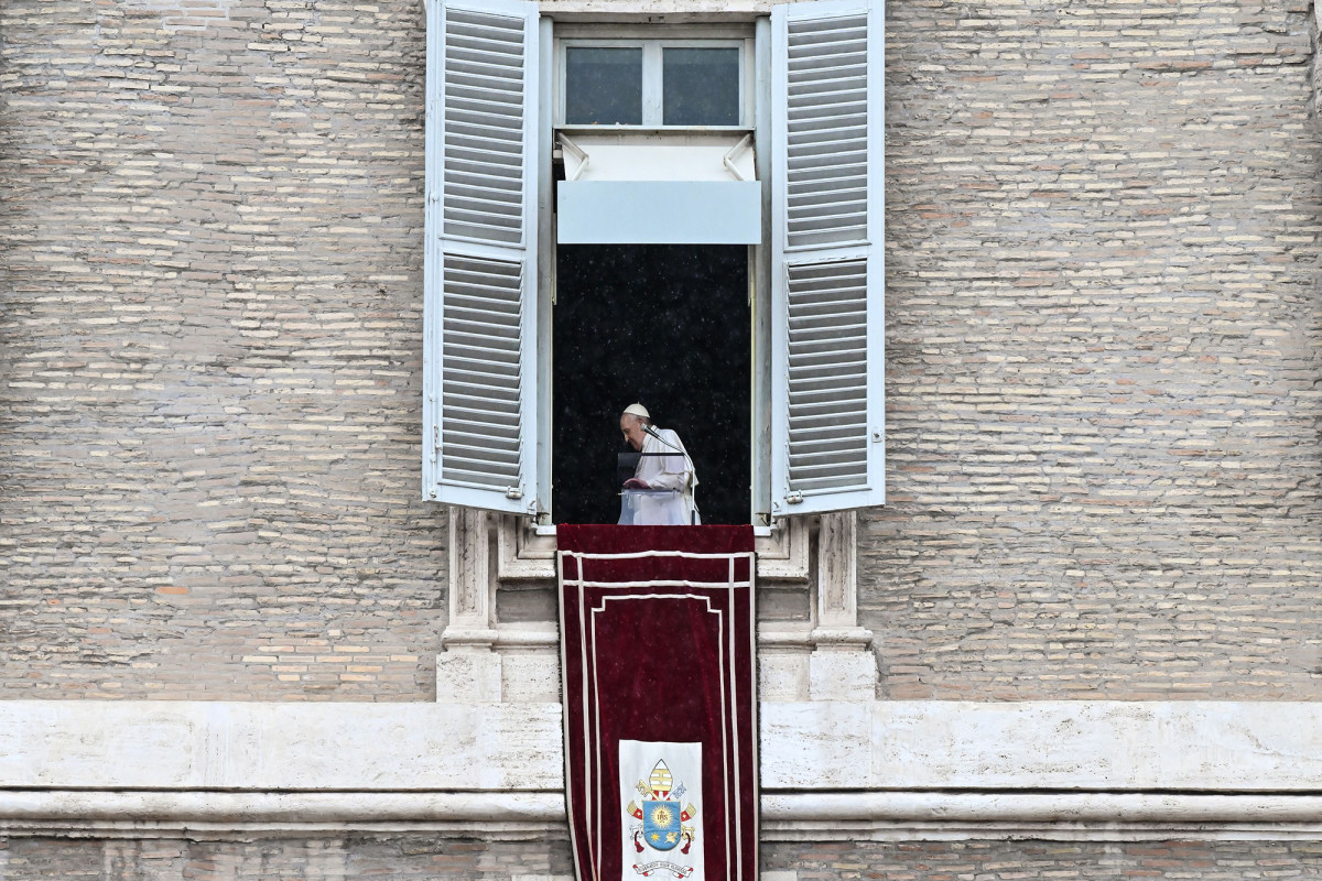 Vatican Swiss Guards contract COVID-19, sparking concerns
about Pope Francis 1