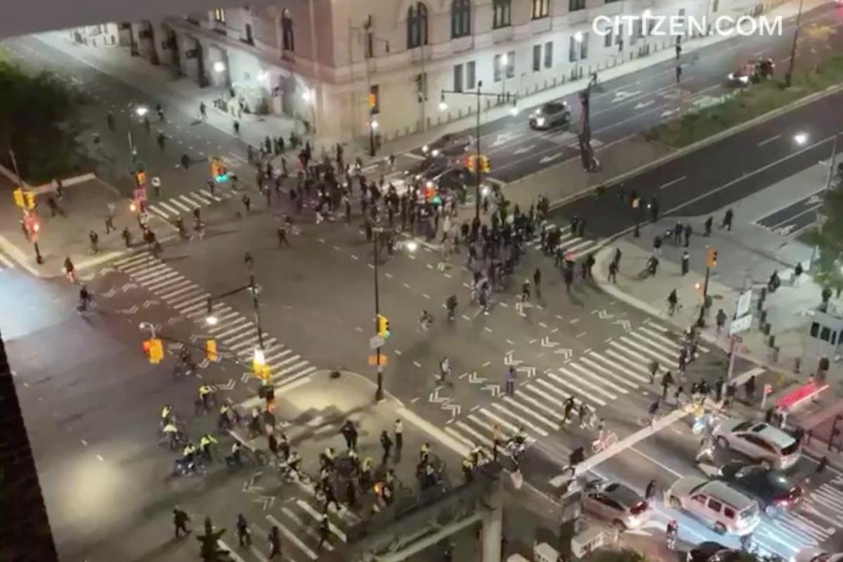 Anti-cop protesters leave trail of destruction in Downtown
Brooklyn 1