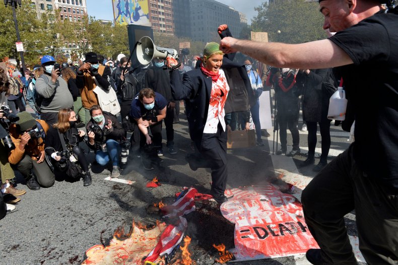 Anti-Trump Protesters Pretend to Eat Bloodied Heart of
President, Burn American Flag 1