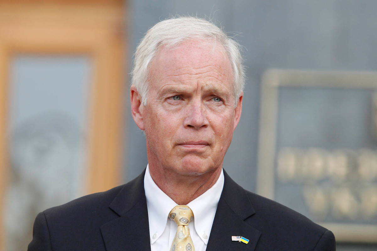 Sen. Ron Johnson defends attending fundraiser after his
COVID-19 test 1