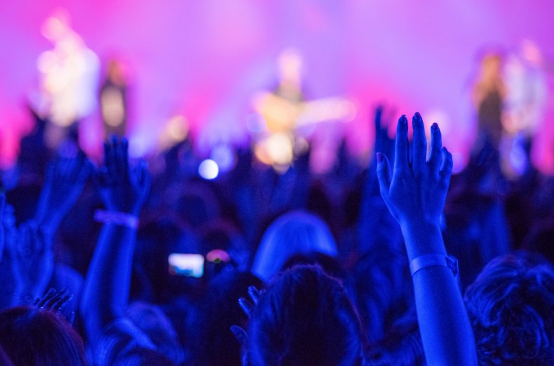Anti-lockdown Pastor Holds Massive Tennessee Gathering as
State Reaches 211,000 COVID-19 Cases 1