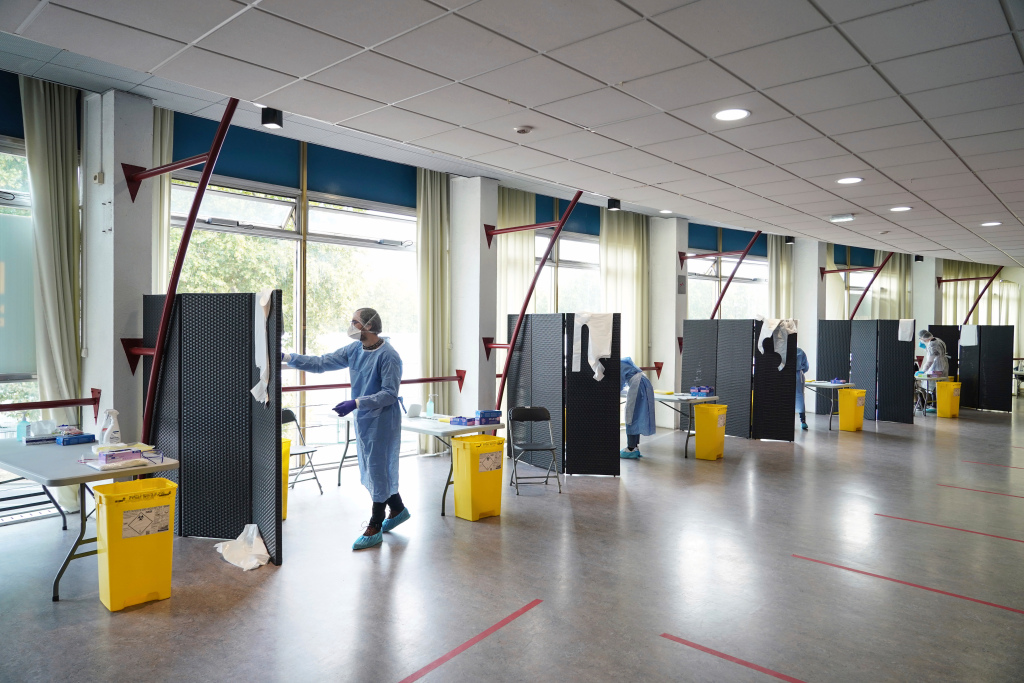 Coronavirus: Europe tightens rules as outbreak
surges 1