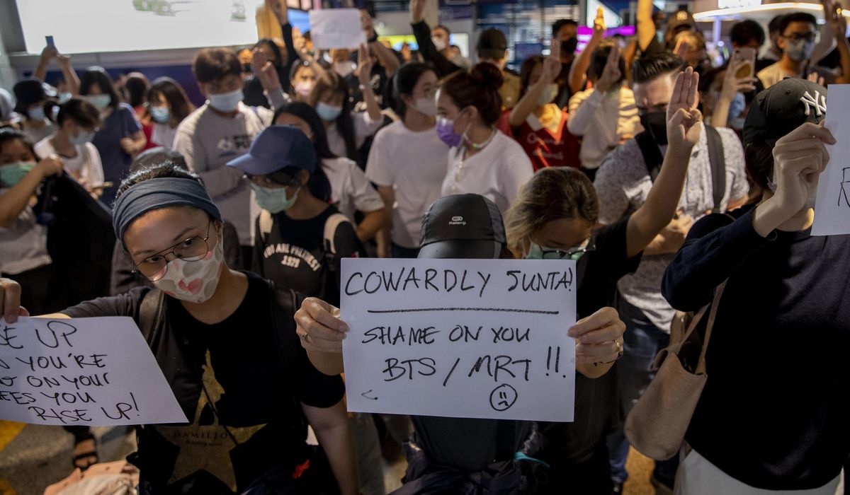 Bangkok shuts down transit systems as protests
persist 1